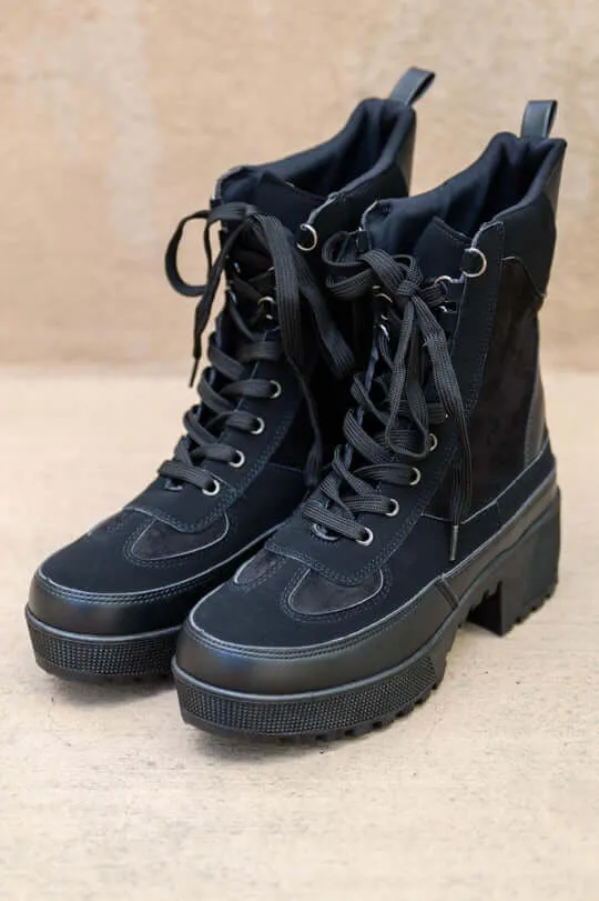 Desert Lace Up Boots in Black