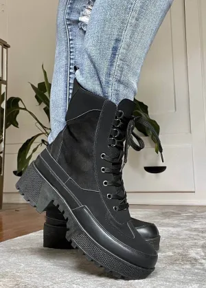Desert Lace Up Boots in Black