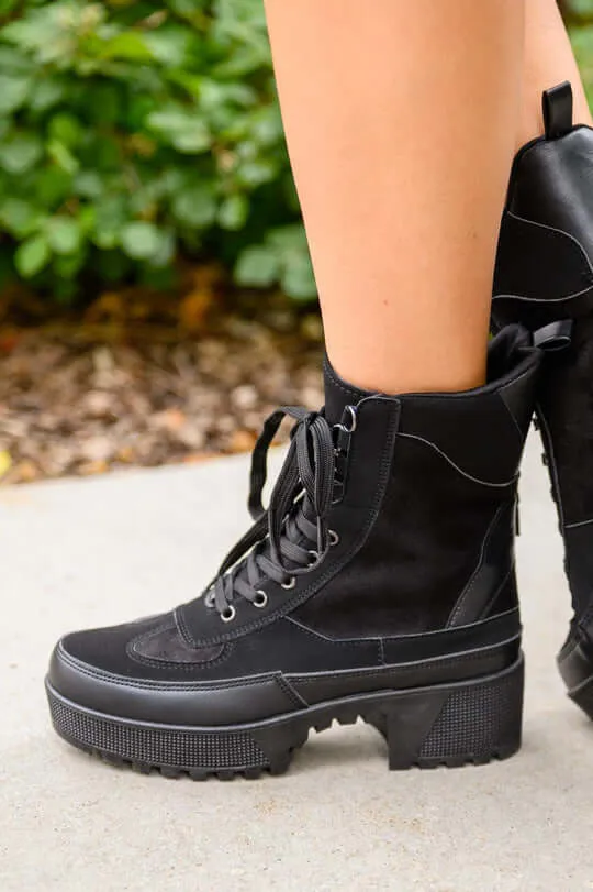 Desert Lace Up Boots in Black